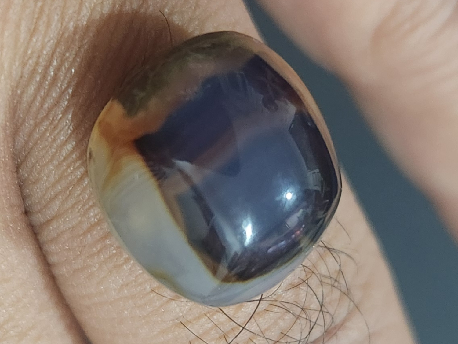 حجر عقيق مصور على شكل الكعبة المشرفة