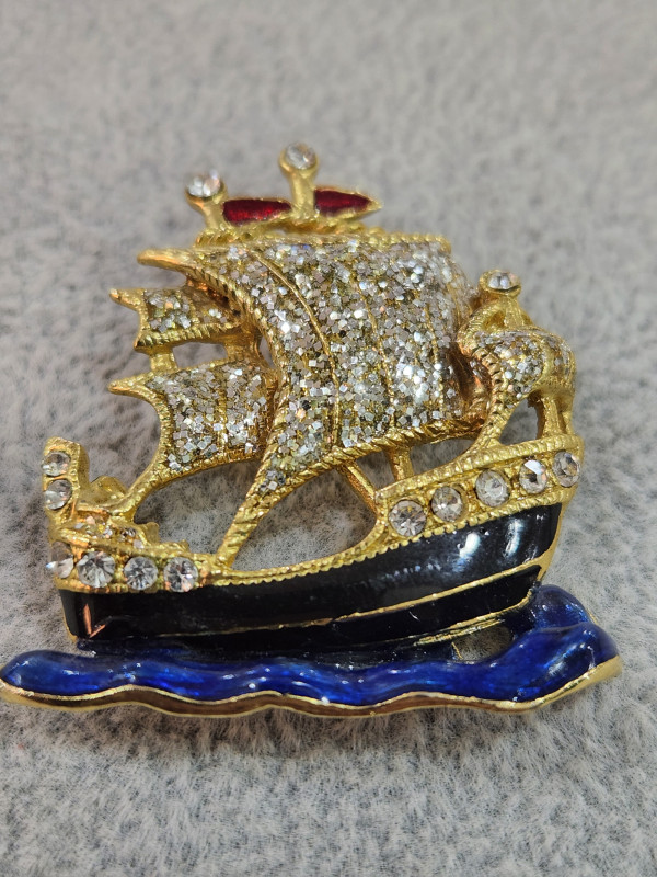 بروش على شكل سفينة