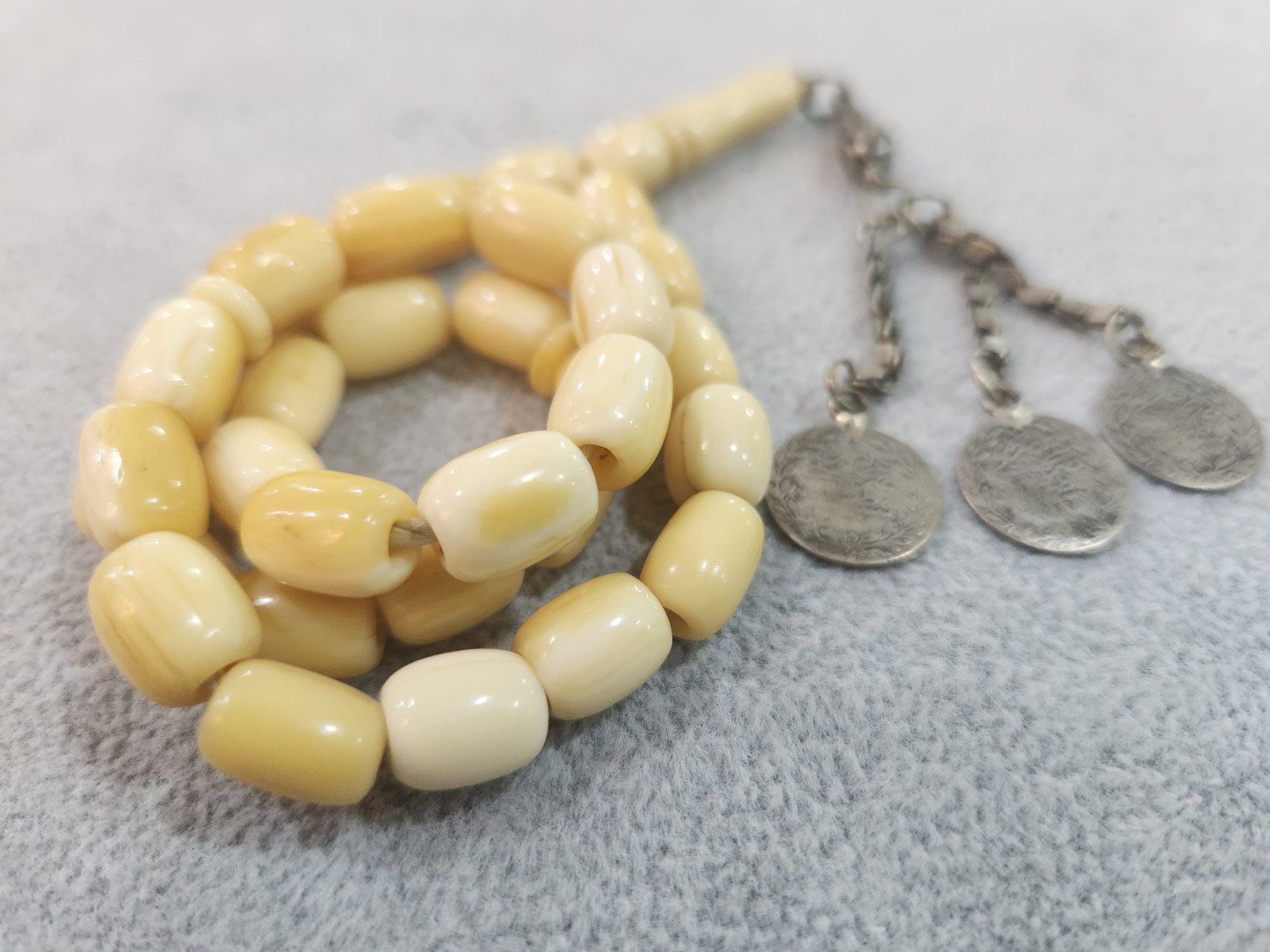 مسباح من ناب حيوان الفقمه