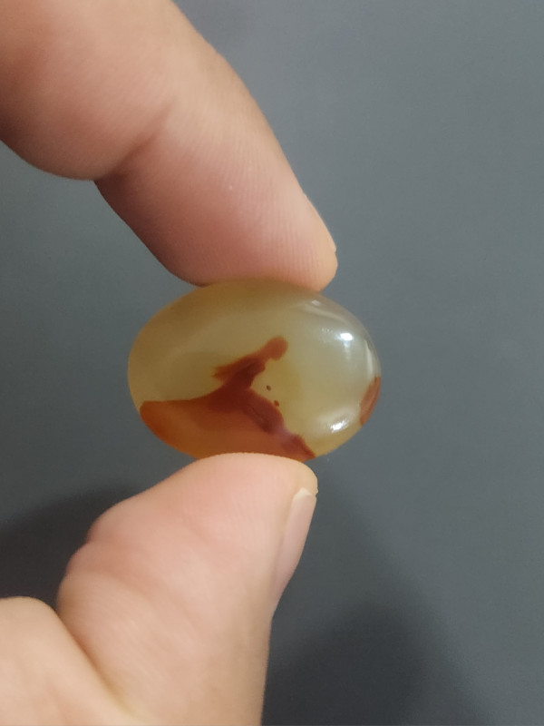 حجر الفتاة الباكية