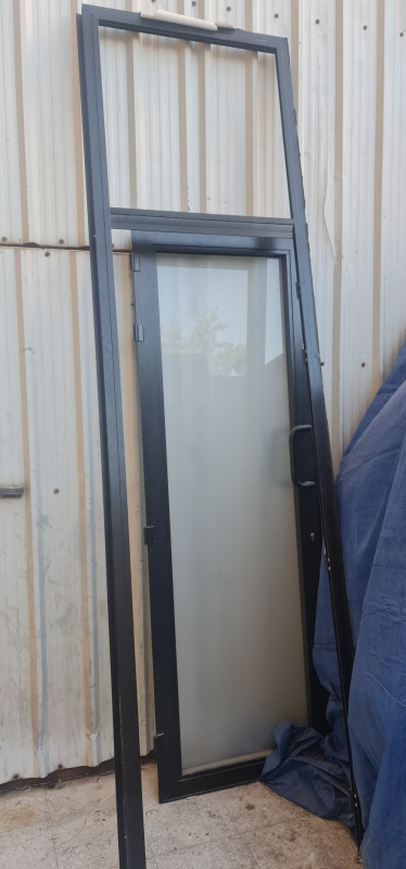 باب ألمنيوم أسود